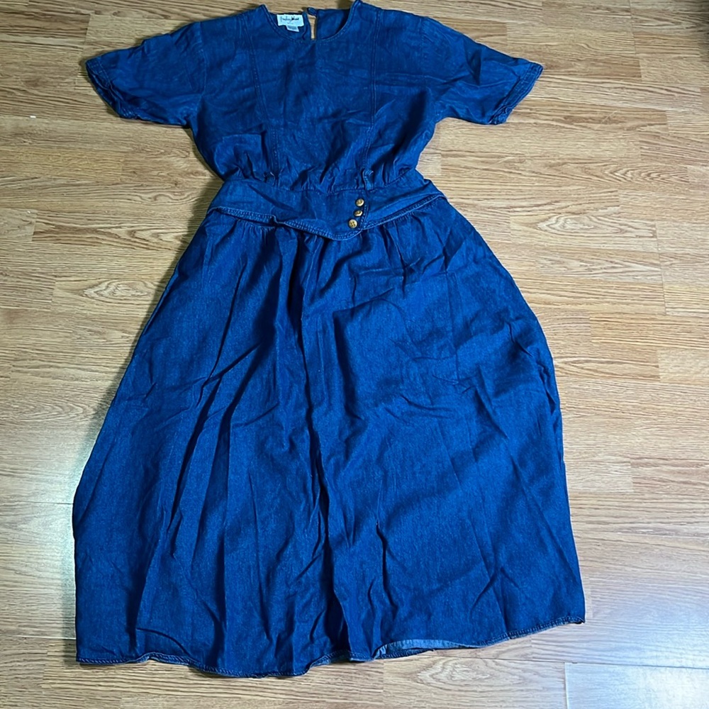 Vintage Friday Wear missy size 10 pit to pit is 21”.  A556